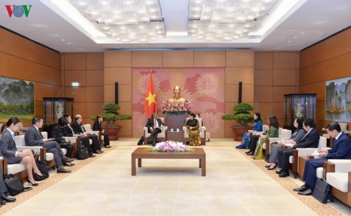 Chủ tịch Quốc hội tiếp xã giao Chánh án Tòa án Tối cao Singapore