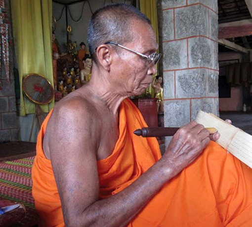 Giữ gìn và phát huy kỹ thuật viết chữ trên kinh lá buông