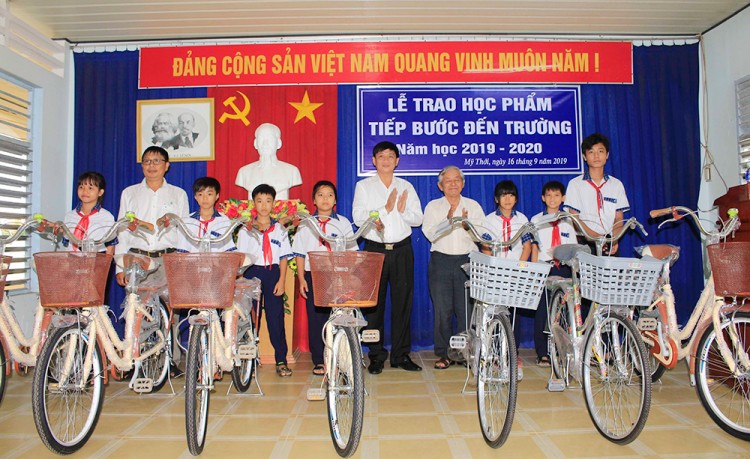 Trao học phẩm “Tiếp bước đến trường”