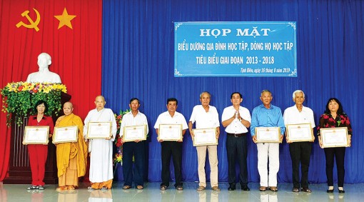 Xây dựng “hiền tài” cho quê hương