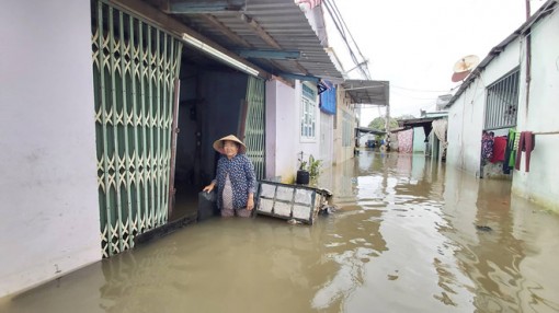 Phú Quốc lại ngập, dân bỏ nhà sơ tán vì nước mênh mông