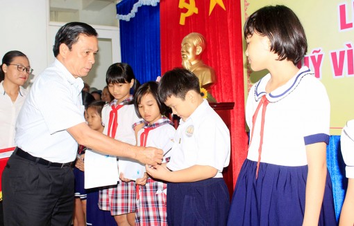 2.000 đồng vì bạn nghèo