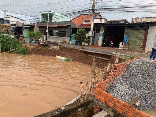 4 ngày, xảy ra 3 vụ sạt lở ở Cái Sắn (TP. Long Xuyên) và bờ sông Ông Chưởng (Chợ Mới)