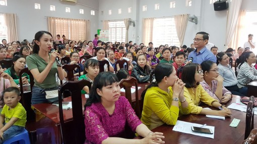 Hội Liên hiệp Phụ nữ tỉnh tổ chức tư vấn sức khỏe cộng đồng về hậu quả trẻ biếng ăn