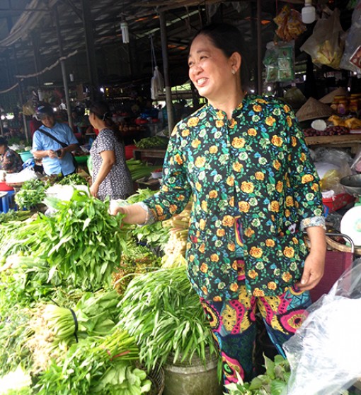 Hậu Giang: Mùa nước nổi trồng rau ngổ tốt vù vù, bán đắt hàng