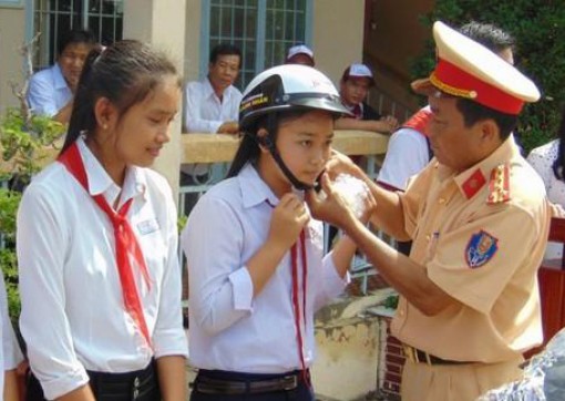 Công an Bạc Liêu tuyên truyền về TTATGT, tặng quà học sinh nghèo