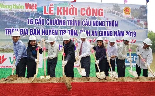 Tri Tôn nỗ lực “nối những bờ vui”