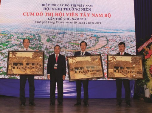 Chung tay phát triển đô thị miền Tây