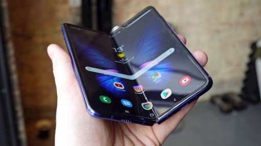 Galaxy Fold dễ hư hại, Samsung muốn người dùng "nâng như nâng trứng"