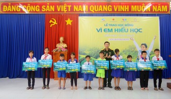 Viettel An Giang trao 60 suất học bổng “Vì em hiếu học” cho học sinh huyện đầu nguồn An Phú