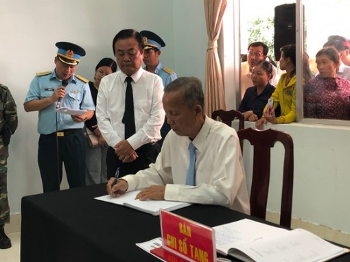 Người dân Đồng Tháp đẫm nước mắt viếng Anh hùng phi công Nguyễn Văn Bảy