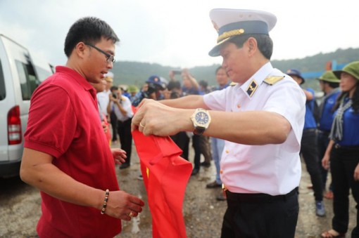 Cờ Tổ quốc đến tay ngư dân đảo Thổ Chu