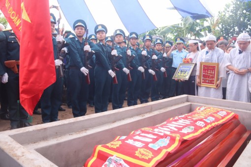 Anh hùng phi công huyền thoại Nguyễn Văn Bảy yên nghỉ trên đất quê hương