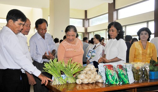 Nông dân Châu Phú thi đua sản xuất - kinh doanh giỏi