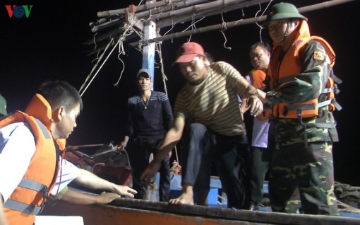 Cứu 6 ngư dân trên tàu cá đang chìm trên biển Quảng Bình