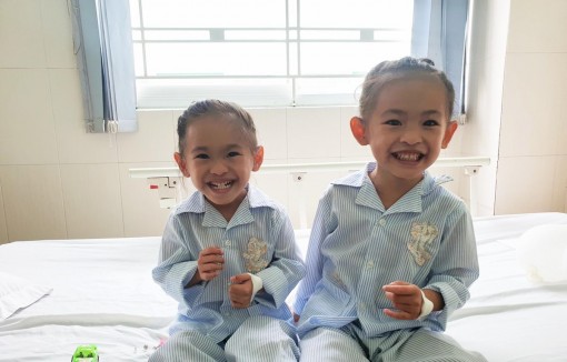 Hai bé song sinh được cứu sống nhờ tầm soát bệnh tim miễn phí