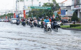 Long Xuyên: Triều cường gây ngập lụt nhiều tuyến đường