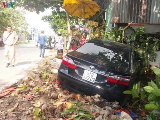 Xe Camry gây tai nạn liên hoàn, đâm sập một nhà ven đường