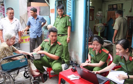 Công an TP Cần Thơ đến nhà cấp căn cước công dân cho người già