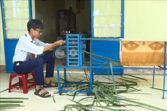 Học sinh lớp 9 chế tạo máy chuốt lá dừa