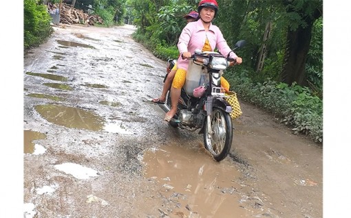 Nhiều đoạn đường nông thôn ở Đồng Tháp xuống cấp
