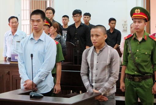 Đưa dao cho bạn, cả 2 cùng lãnh án