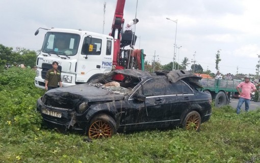 Vụ Mercedes lao xuống kênh làm 3 người chết: Chưa có dấu hiệu của vụ án