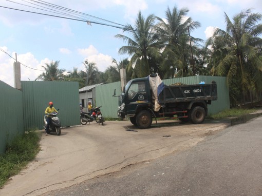 Bến Tre: Hàng chục công nhân chặn xe vào nhà máy rác, đòi lương