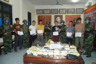 Bắt nhóm người Lào vận chuyển 30 bánh heroin, thu giữ 2 khẩu súng