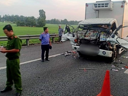 Xe tải đâu nhau trên cao tốc TP HCM - Trung Lương, 2 cha con tử vong