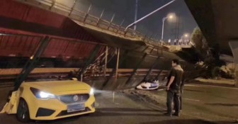 Sập cầu tại Trung Quốc, 3 ô tô bị đè bẹp