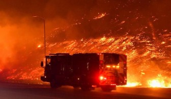 Biển lửa bao trùm phía Bắc Los Angeles, 100 nghìn người phải di tản
