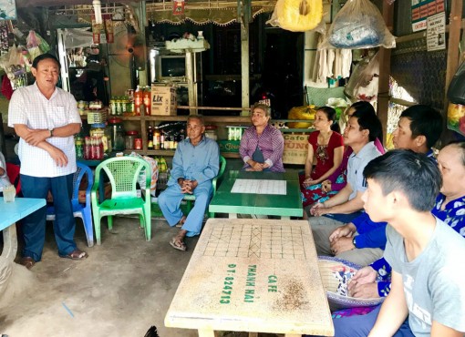 Chủ tịch UB MTTQ Việt Nam tỉnh Nguyễn Tiếc Hùng trao tiền hỗ trợ hộ dân bị ảnh hưởng sạt lở xã Tân An