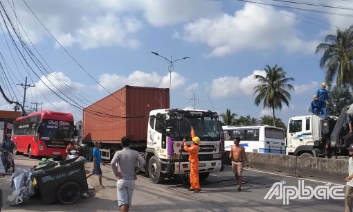 Tiền Giang: Xe ben kéo đứt dây điện, giao thông ùn ứ