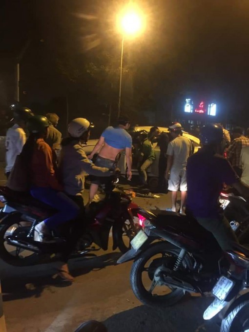 Long An: Người dân cạy cửa xe ô tô bị lật trên QL1 cứu người