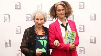 Hai nữ văn sĩ được nhận giải thưởng văn học Booker 2019