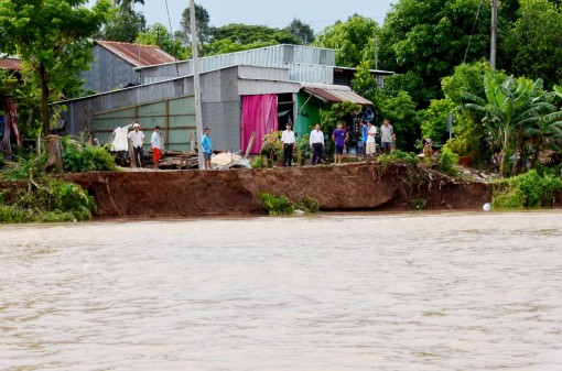 Sạt lở diễn biến phức tạp