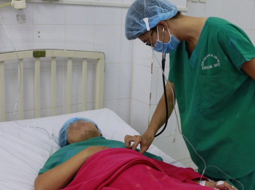 Cấp cứu thành công thai phụ mang song thai sa dây rốn nguy kịch