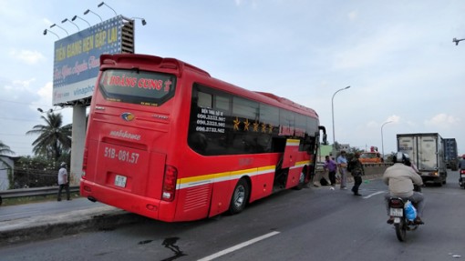 Xe giường nằm tông vào lan can cầu, hành khách hoảng loạn