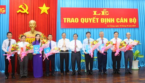 Trao quyết định cán bộ thuộc diện Ban Thường vụ Tỉnh ủy quản lý