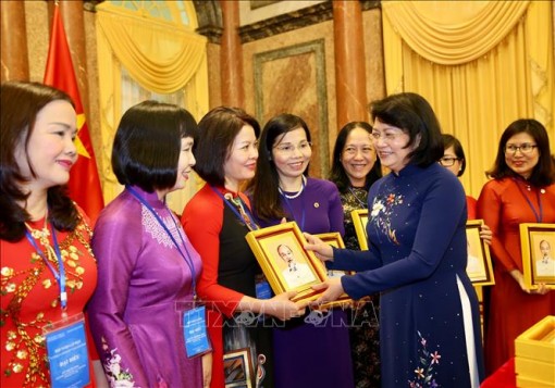 Phó Chủ tịch nước Đặng Thị Ngọc Thịnh gặp mặt cán bộ quản lý, nhà khoa học nữ ngành giáo dục