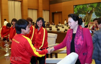 Chủ tịch Quốc hội Nguyễn Thị Kim Ngân gặp mặt đội tuyển bóng đá nữ