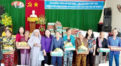 Trao 100 phần quà cho phụ nữ nghèo xã Phú Hữu
