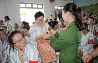 Họp mặt, thăm và tặng quà 200 nữ phạm nhân tại Trại giam Định Thành