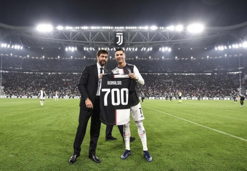 Juventus tặng quà độc, Ronaldo bùng nổ với bàn thắng 701