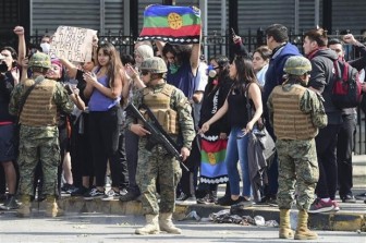 Chile gia hạn lệnh giới nghiêm đêm thứ hai liên tiếp