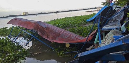 Vĩnh Long: Xà lan tông gãy cầu đi bộ, nhà trưng bày của khu du lịch