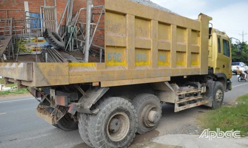 Tiền Giang: Xe ben nổ lốp, 1 người bị thương