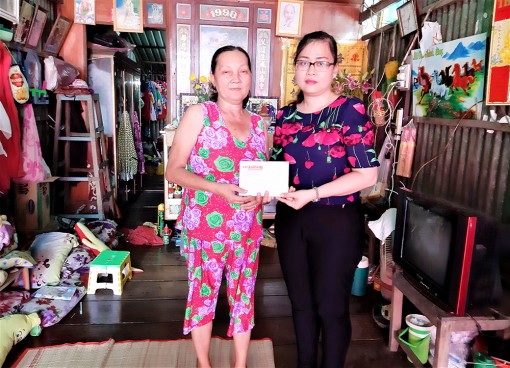 Ban Công tác Xã hội - Từ thiện Báo An Giang trao tiền hỗ trợ của bạn đọc cho gia đình nạn nhân bị trộm gà đâm tử vong