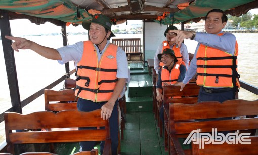 Chủ tịch UBND tỉnh Lê Văn Hưởng kiểm tra tình hình sạt lở